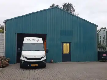 In Veendam een bedrijfsloods voorzien van gevelcoating.